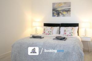 1 dormitorio con 1 cama con 2 almohadas en 2 Bed Apt City Centre By NYOS PROPERTIES Short Lets & Serviced Accommodation, en Mánchester