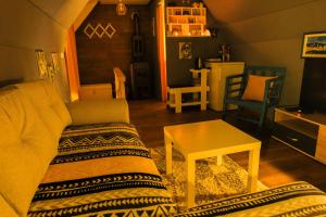 Posezení v ubytování 4NORTH Tiny house on the Durmitor's ring
