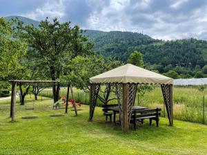stół piknikowy z namiotem i placem zabaw w obiekcie Residence Zecchini w mieście Ledro