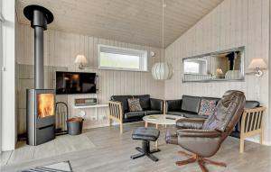 un soggiorno con divano e camino di Amazing Home In Rdekro With House Sea View a Diernæs
