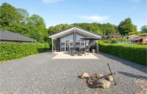 una casa con una porta a vetri e un tavolo di Amazing Home In Rdekro With House Sea View a Diernæs