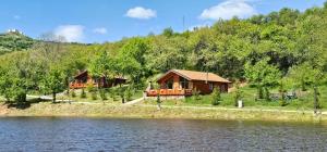 ein paar Cottages am Ufer eines Sees in der Unterkunft Bioland VILLA's in Novoberdo