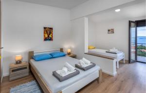 Posteľ alebo postele v izbe v ubytovaní Stunning Apartment In Novi Vinodolski
