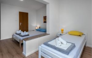 Posteľ alebo postele v izbe v ubytovaní Stunning Apartment In Novi Vinodolski