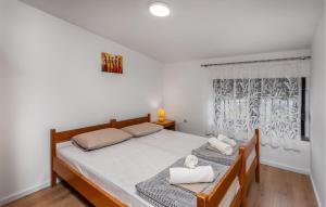 Posteľ alebo postele v izbe v ubytovaní Stunning Apartment In Novi Vinodolski