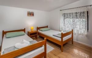 Posteľ alebo postele v izbe v ubytovaní Stunning Apartment In Novi Vinodolski