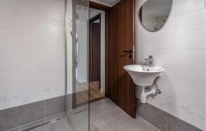 Kúpeľňa v ubytovaní Stunning Apartment In Novi Vinodolski