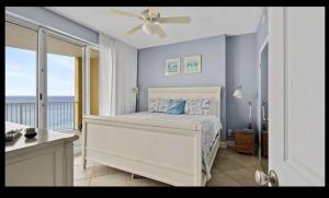 En eller flere senge i et værelse på Beautiful Beachfront Views - The Retreat at Emerald Isle + 22 billeder