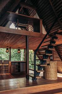 um quarto aberto com uma escada em espiral num camarote em Luxury Villa Rainforest Estate Natural Swim Pond em Bocas del Toro