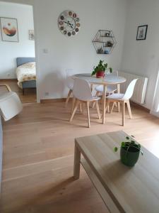 un soggiorno con tavolo e sedie di L'Obernois situé dans 1 résidence privée a Obernai