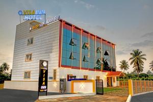 班加羅爾的住宿－HOTEL VISA INN NEAR KEMPEGOWDA AIRPORT，上面有标志的建筑