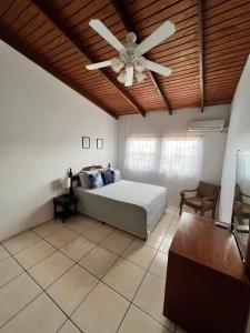 Caribbean Breeze في جزيرة جورس: غرفة نوم بسرير ومروحة سقف