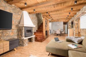 Televiisor ja/või meelelahutuskeskus majutusasutuses Stone Villa Otranto with pool, close to Opatija