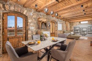 Istumisnurk majutusasutuses Stone Villa Otranto with pool, close to Opatija