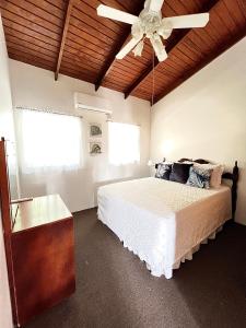 En eller flere senger på et rom på Caribbean Breeze