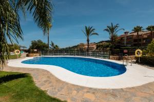 Bazén v ubytování Private heatable infinity pool with sea views in La Mairena, Marbella nebo v jeho okolí
