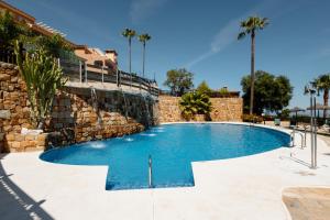 Bazén v ubytování Private heatable infinity pool with sea views in La Mairena, Marbella nebo v jeho okolí