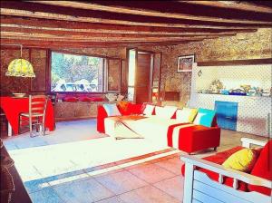 een grote woonkamer met rood en blauw meubilair bij Blue Sea villa in Brucoli