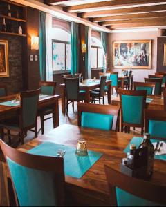 een restaurant met houten tafels en stoelen met blauwe servetten bij Locanda Munerato in Padua