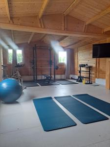 een fitnessruimte met matten op de vloer in een kamer bij Villa Alegria in Lagos