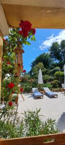 een patio met 2 ligstoelen en bloemen bij La Dolce Vita Opio in Opio
