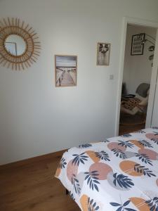 um quarto com uma cama e um espelho na parede em L'Obernois situé dans 1 résidence privée em Obernai