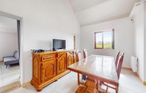 Μια τηλεόραση ή/και κέντρο ψυχαγωγίας στο Gorgeous Home In Malleville-Les-Grès