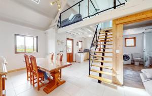 Χώρος καθιστικού στο Gorgeous Home In Malleville-Les-Grès