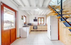 Η κουζίνα ή μικρή κουζίνα στο Gorgeous Home In Malleville-Les-Grès