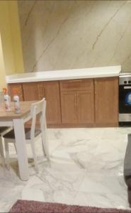 una cucina con tavolo e pavimento in marmo bianco di شاليه سبرينج للعائلات Spring a King Abdullah Economic City