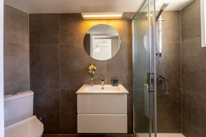 un bagno con lavandino e doccia di Protaras O2 Seaside Suite a Protaras Altre 12 foto