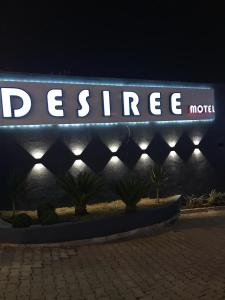 聖保羅的住宿－Motel Desireé，垃圾商店入口的标志