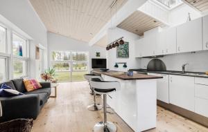 cocina abierta y sala de estar con armarios blancos en Gorgeous Home In Stege With Kitchen en Stege