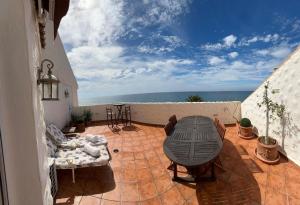 patio con tavolo e vista sull'oceano di Ático sobre el Mar a Vélez-Málaga