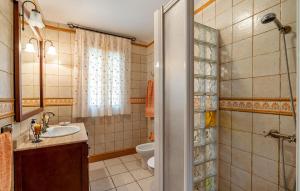 A bathroom at Awesome Home In Montefrío