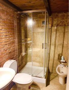 een badkamer met een douche, een toilet en een wastafel bij Blue Sea villa in Brucoli