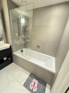 Um banheiro em Stay@Inaara Property-Contemporary 2 Bedroom Apartment with Ensuite