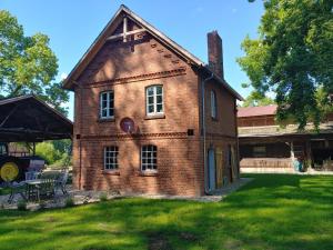 an old brick house in a field of grass at Ferienhaus Melkerhaus in Neetzendorf