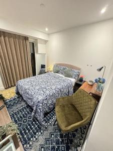 um quarto com uma cama e uma cadeira num tapete em Stay@Inaara Property-Contemporary 2 Bedroom Apartment with Ensuite em Londres