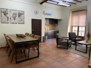 cocina y comedor con mesa y sillas en Ruim appartement tot 6 personen en Monóvar