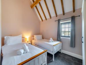 Ένα ή περισσότερα κρεβάτια σε δωμάτιο στο Stable View Barn - Uk45938