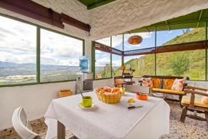 Una habitación con una mesa con un bol de fruta encima. en Savieza Life Experience, en Nemocón 15 fotos más