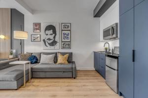 a living room with a couch and a kitchen at Initial / Polo / Centre-ville de Quebec in Quebec City