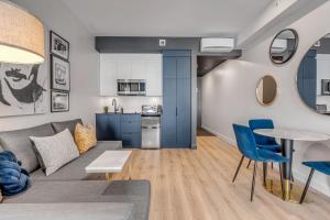 a living room with a couch and a table and chairs at Initial / Polo / Centre-ville de Quebec in Quebec City