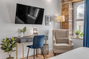 a bedroom with a desk and a chair and a tv at Initial / Polo / Centre-ville de Quebec in Quebec City