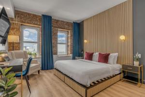 a bedroom with a bed and a desk and a chair at Initial / Polo / Centre-ville de Quebec in Quebec City