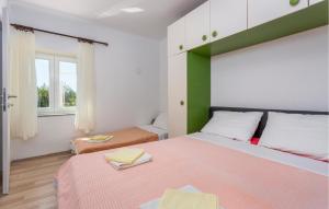 Tempat tidur dalam kamar di Beautiful Home In Sveti Juraj With Kitchen
