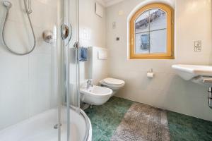 y baño con aseo, lavabo y ducha. en Residence Oberhauser Apt 4 en Valdaora di Sopra