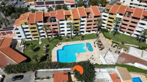 een luchtzicht op een resort met een zwembad bij #027 Center City with Pool, High Speed Wifi in Albufeira