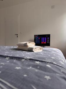 um close-up de uma cama com estrelas em APARTMAN 3 em Brčko